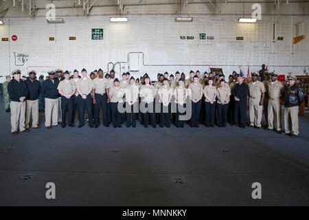 NORFOLK, Virginia (Mar. 16, 2018) - Matrosen auf USS Gerald R. Ford's (CVN 78) Air Abteilung V-4 Division für ein Gruppenfoto auf dem Schiff Hangardeck darstellen. Stockfoto