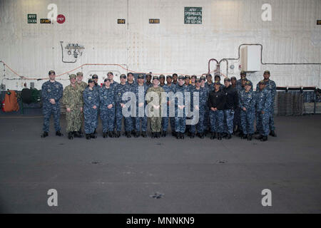 NORFOLK, Virginia (Mar. 16, 2018) - - USS Gerald R. Ford's (CVN 78) Verwaltungseinheit, Lt.Cmdr. Melissa Chope, administrative Ford's Officer, und Command Master Chief Laura Nunley posieren für ein Foto nach Abschluss eine einheitliche Inspektion für die Division im Rampenlicht. Stockfoto