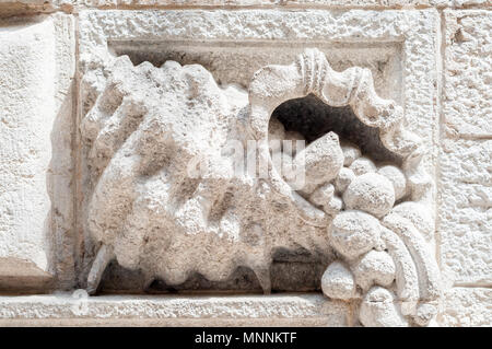 Füllhorn, Füllhorn, große Horn-förmigen Behälter überfüllt mit produzieren, Stein Skulptur an der Wand, Girona, Katalonien, Spanien Stockfoto