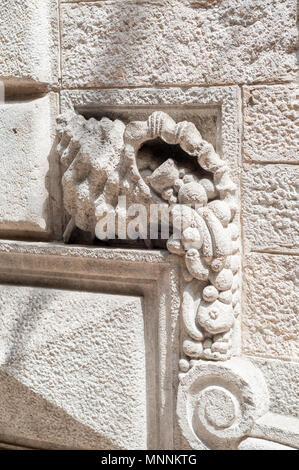 Füllhorn, Füllhorn, große Horn-förmigen Behälter überfüllt mit produzieren, Stein Skulptur an der Wand, Girona, Katalonien, Spanien Stockfoto