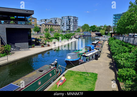 Kähne und Leute auf Regents Canal, hinter der Station Kings Cross, London, England, UK. Stockfoto