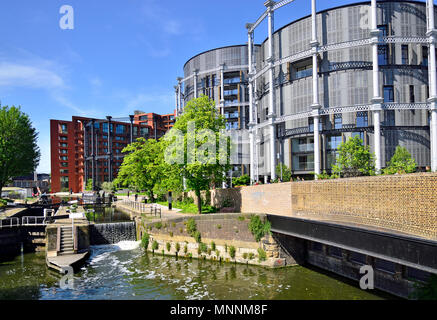 St. Pancras Sperren und Gasspeicher Apartments, Lewis Cubitt Square, Kings Cross, London, England, UK. Luxus Wohnungen in Grade II aufgeführten gasholders Stockfoto