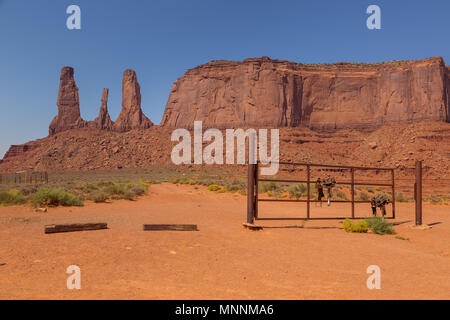 Drei Schwestern Felsformation, Ansicht von John Ford's Point. Navajo Park von Monument Valley. Stockfoto