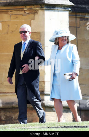 Sir Keith Mills und seine Frau Maureen Mühlen kommen in der St. George's Chapel auf Schloss Windsor für die Hochzeit von Meghan Markle und Prinz Harry. Stockfoto