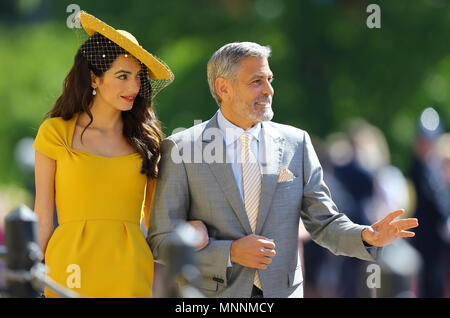 Amal Clooney George Clooney und kommen an der St. George's Chapel auf Schloss Windsor für die Hochzeit von Meghan Markle und Prinz Harry. Stockfoto