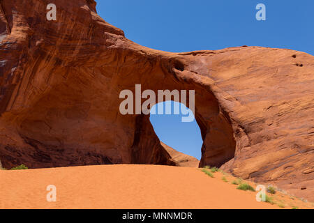 Ohr des Windes. Schlagloch Natural Arch in Sandstein erodiert. Navajo Tribal Park von Monument Valley, Arizona, Utah, USA Stockfoto