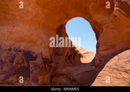 Ohr des Windes. Schlagloch Natural Arch in Sandstein erodiert. Navajo Tribal Park von Monument Valley, Arizona, Utah, USA Stockfoto