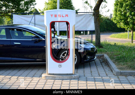 Ellwangen, Deutschland - 10. Mai 2018: Tesla Model S laden bei Kompressor Stationen in Ellwangen. Stockfoto