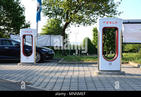 Ellwangen, Deutschland - 10. Mai 2018: Tesla Model S laden bei Kompressor Stationen in Ellwangen. Stockfoto