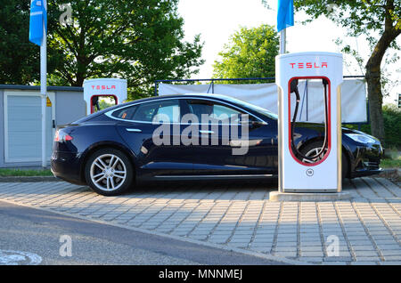 Ellwangen, Deutschland - 10. Mai 2018: Tesla Model S laden bei Kompressor Station in Ellwangen. Stockfoto