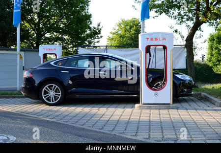 Ellwangen, Deutschland - 10. Mai 2018: Tesla Model S laden bei Kompressor Station in Ellwangen. Stockfoto