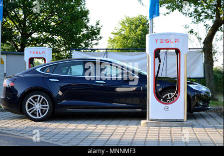 Ellwangen, Deutschland - 10. Mai 2018: Tesla Model S laden bei Kompressor Station in Ellwangen. Stockfoto