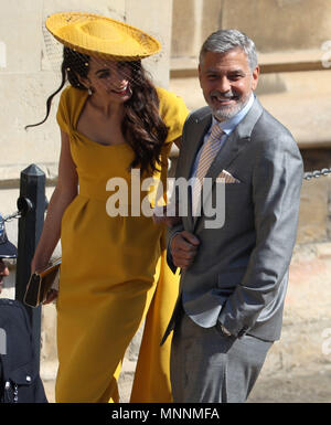 Amal Clooney George Clooney und kommen an der St. George's Chapel auf Schloss Windsor für die Hochzeit von Megan Markle und Prinz Harry. Stockfoto