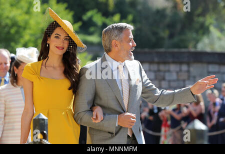 Amal Clooney George Clooney und kommen an der St. George's Chapel auf Schloss Windsor für die Hochzeit von Meghan Markle und Prinz Harry. Stockfoto