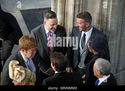 David und Victoria Beckham (beide rechts) Gespräch mit Sir Elton John (links) und David versorgen, wie Sie in St. George's Chapel auf Schloss Windsor für die Hochzeit von Prinz Harry und Meghan Markle ankommen. Stockfoto