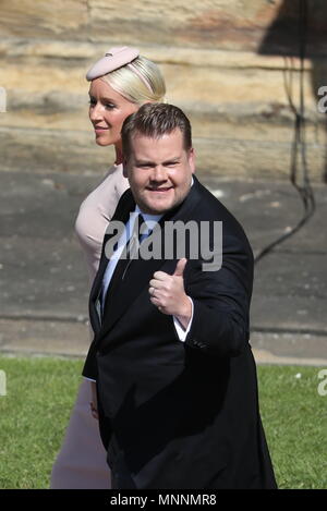 James Corden und seiner Frau Julia Carey kommen an der St. George's Chapel auf Schloss Windsor für die Hochzeit von Megan Markle und Prinz Harry. Stockfoto