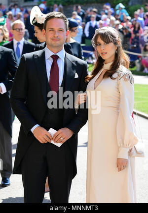 Patrick J. Adams und Frau Troian Bellisario kommen an der St. George's Chapel auf Schloss Windsor für die Hochzeit von Meghan Markle und Prinz Harry. Stockfoto