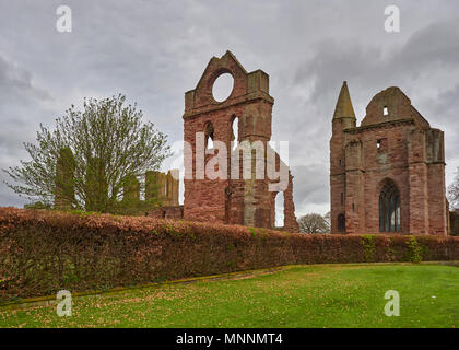 Arbroath Abbey Ruinen liegen unter einem Verdunkelnden Himmel bedrohlich regen auf aa Anfang Sommer Morgen im Mai 2018. Arbroath, Angus, Schottland. Stockfoto