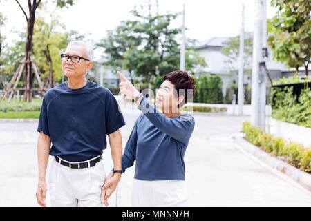 Senior asiatischen Paar im Park von Wohnhaus Stockfoto