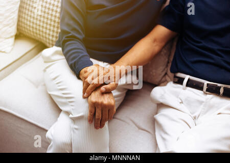 Nahaufnahme von älteren senior Paar Hände halten und unterstützen mit jeder anderen Stockfoto