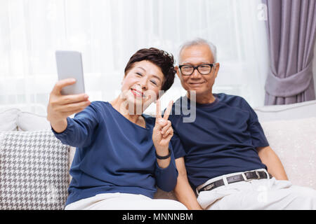 Senior asiatischen Paar Großeltern ein selfie Foto zusammen zu Hause Stockfoto