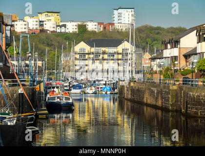 Der Eingang zum Penarth Marina, Cardiff, Wales, im frühen Morgenlicht, mit Spiegelungen im Wasser Stockfoto