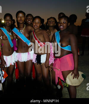 Frauen in traditionellen Kostümen nach Umhlanga aka Reed Dance - 01-09-2013 Lobamba, Swasiland Stockfoto