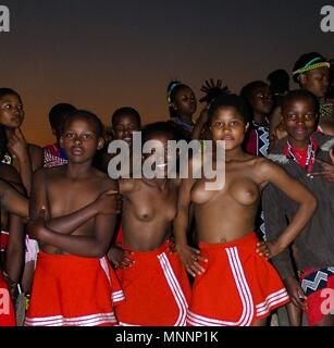 Frauen in traditionellen Kostümen nach Umhlanga aka Reed Dance - 01-09-2013 Lobamba, Swasiland Stockfoto