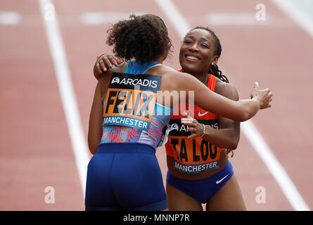 Von Côte d'Ivoire Marie Josee Ta Lou feiert gewinnen 150 m der Frauen mit den USA Allyson Felix, während der arcadis Große CityGames in Deansgate, Manchester. Stockfoto