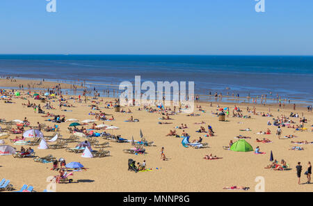 Scheveningen, Niederlande - 07. Mai 2018: Menschen am Strand an einem sonnigen Tag in Scheveningen Stockfoto