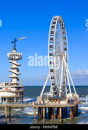 Scheveningen, Den Haag, Niederlande, 23. Oktober 2017 - Das Riesenrad & Bungy Jump in Scheveningen Stockfoto