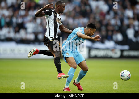 Notts County Jonathan Forte und von Coventry Jordanien Willis Kampf um den Ball in den Himmel Wette Liga zwei Entscheidungsspiel am Meadow Lane, Nottingham. PRESS ASSOCIATION Foto. Bild Datum: Freitag, 18. Mai 2018. Siehe PA-Geschichte Fußball Notts County. Photo Credit: Nick Potts/PA-Kabel. Einschränkungen: EDITORIAL NUR VERWENDEN Keine Verwendung mit nicht autorisierten Audio-, Video-, Daten-, Spielpläne, Verein/liga Logos oder "live" Dienstleistungen. On-line-in-Verwendung auf 75 Bilder beschränkt, kein Video-Emulation. Keine Verwendung in Wetten, Spiele oder einzelne Verein/Liga/player Publikationen. Stockfoto