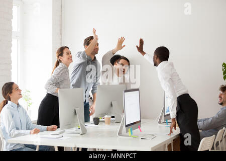 Glücklich, multi-ethnischen Team hohe fünf feiern gemeinsam Co geben Stockfoto