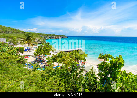 Porto Marie Strand - White Sand Beach mit blauem Himmel und kristallklarem Wasser in Curacao, Niederländische Antillen, einer Karibischen Insel Stockfoto