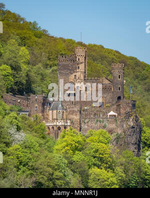 Burg Rheinstein ist auf einem Felsvorsprung mit Blick auf den Rhein in Deutschland. Im 9. Jahrhundert gebaut wurde, ist eine der ältesten Burgen und Schlösser in Stockfoto