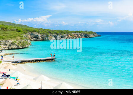 Porto Marie Strand - White Sand Beach mit blauem Himmel und kristallklarem Wasser in Curacao, Niederländische Antillen, einer Karibischen Insel Stockfoto