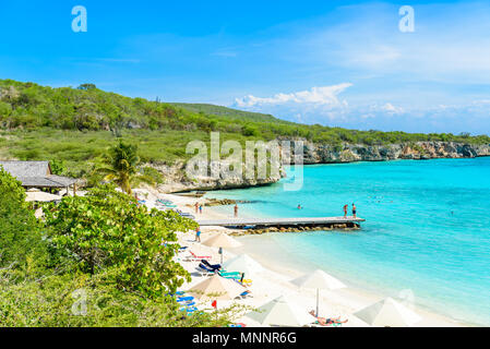 Porto Marie Strand - White Sand Beach mit blauem Himmel und kristallklarem Wasser in Curacao, Niederländische Antillen, einer Karibischen Insel Stockfoto