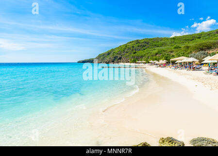 Porto Marie Strand - White Sand Beach mit blauem Himmel und kristallklarem Wasser in Curacao, Niederländische Antillen, einer Karibischen Insel Stockfoto