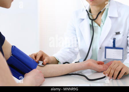 Arzt Kontrolle Blutdruck des Patienten, Nahaufnahme. Kardiologie in Medizin und Gesundheitswesen Konzept Stockfoto