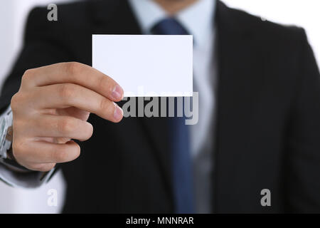 Der Geschäftsmann hand Business Card mit leeren Raum Stockfoto