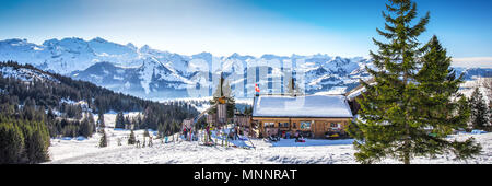 IBERGEREGG, SCHWEIZ - August 14, 2018 - schöne Winterlandschaft. Chalet durch frischen Schnee in Ibergeregg, Schweiz, Europa abgedeckt. Stockfoto