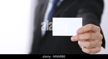 Der Geschäftsmann hand Business Card mit leeren Raum Stockfoto