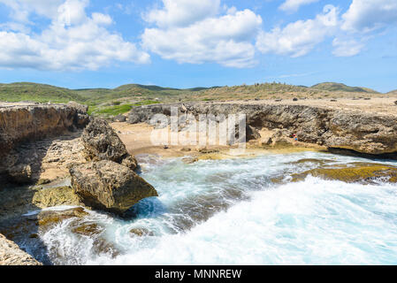 Shete Boka Nationalpark - Fantastische Landschaft rund um den kleinen karibischen Insel Curacao in den ABC-Inseln-brechenden Wellen am Strand und Stockfoto