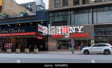 New York, USA - Mai 6, 2018: I LOVE NY, Geschenke und Gepäckaufbewahrung in der Nähe von Times Square in Manhattan. Stockfoto