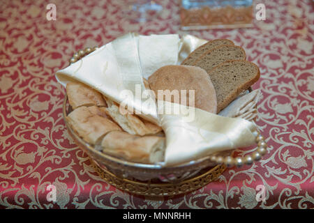 Knuspriges Brot bruschetta in Houten. Geschnittene Brot in eine Schüssel aus Kupfer Stockfoto