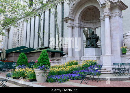 New York, USA - Mai 7, 2018: Die William Cullen Bryant Memorial im Bryant Park in New York. Stockfoto