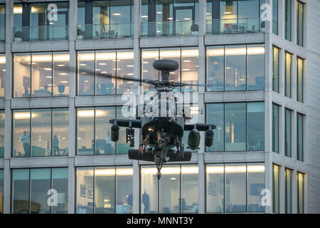 Army Air Corps WAH-64D Apache longbow fährt von Finsbury Kaserne im Herzen von London in der Abenddämmerung. Stockfoto