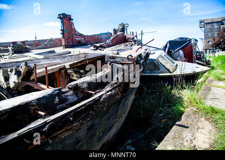 Verrottendes Holz- Struktur eines alten cargo Schiff auf dem Canal Bank Stockfoto