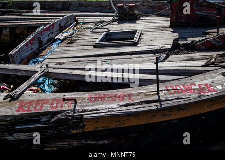 Warnschild an einem verrottendem Holz- Struktur eines alten cargo Aufsch. Stockfoto