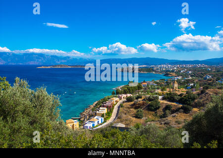 Panoramablick auf die High point Blick auf den malerischen Golf von Mirambello, mit der Insel Agii Pantes und der Stadt Agios Nikolaos, Kreta, Griechenland Stockfoto